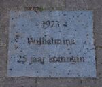 Een gedenksteen, gelegd tijdens de terugplaatsing van de bank in 1976
<br/>
Richard Keijzer, 2014-09-11